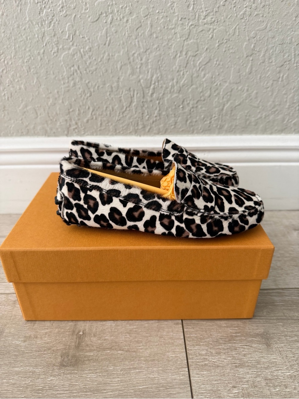 Tod's boys 31 US 13 Leopard Print Loafers in Black, Brown, White
